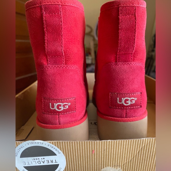 Red Ugg boots - Picture 1 of 4